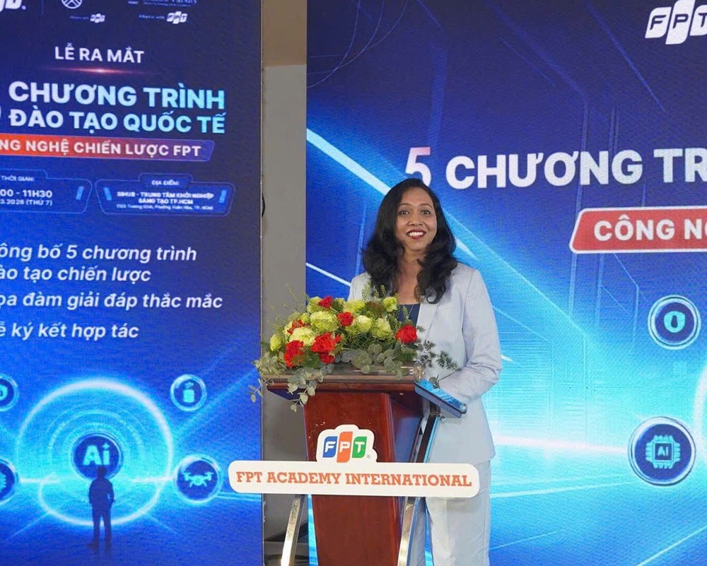 Bà Arpita - Phó Chủ tịch Cranes Varsity phát biểu tại Lễ ra mắt 5 chương trình đào tạo quốc tế - Công nghệ chiến lược FPT
