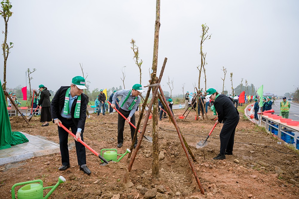 &nbsp;Lãnh đạo hai bên trồng cây trong khuôn khổ ngày hội