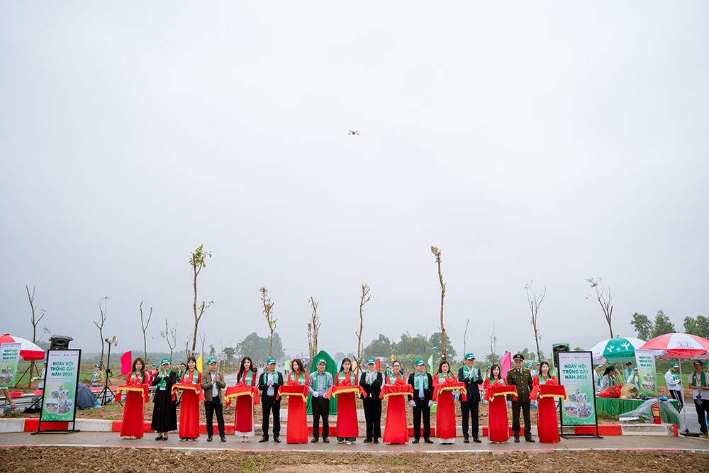 Lãnh đạo hai bên cắt băng khánh thành phiến đá trao tặng