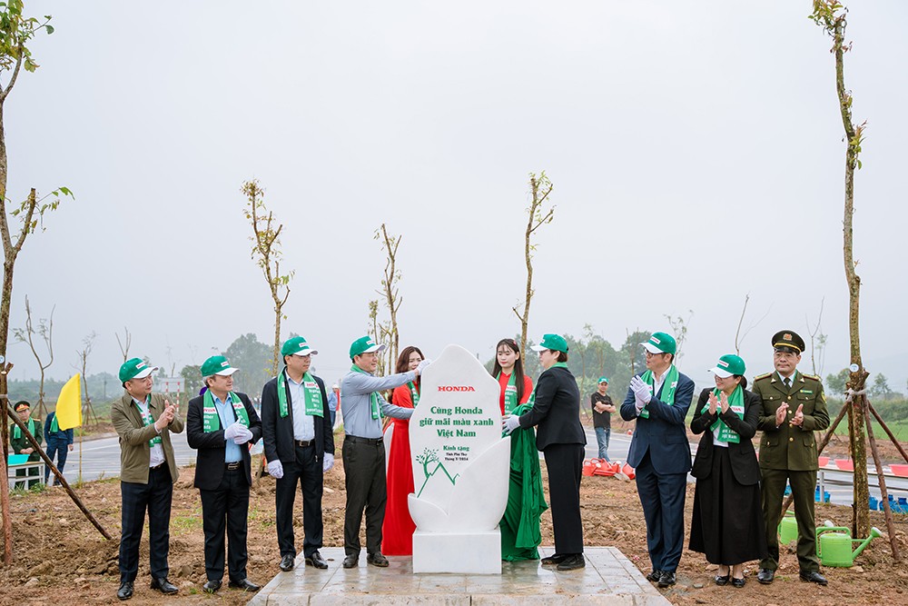 &nbsp;Lãnh đạo tỉnh Phú Thọ và Công ty Honda Việt Nam khánh thành phiến đá trao tặng