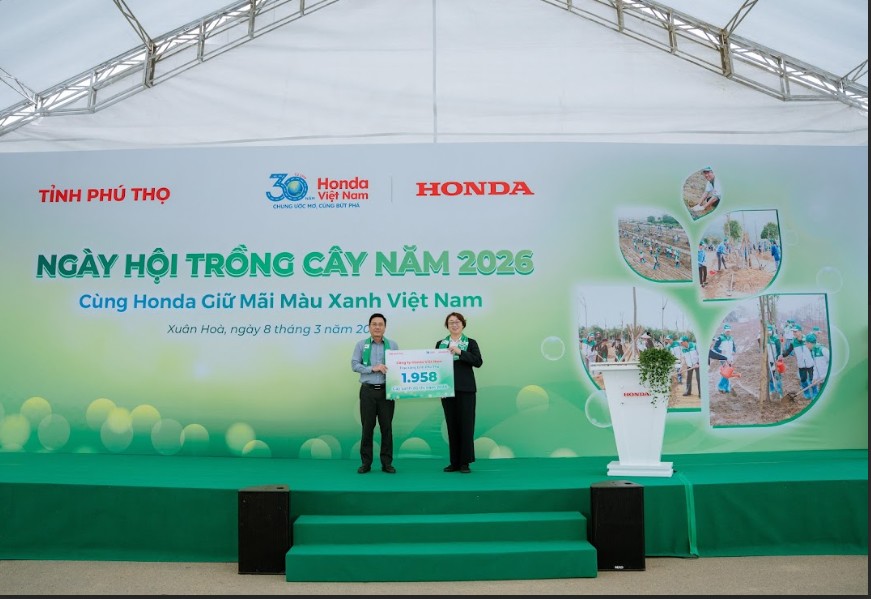 &nbsp;Đại diện Honda Việt Nam trao tặng biển tượng trưng 1.958 cây cho phía tỉnh Phú Thọ