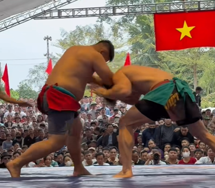 Những cú ra tay khiến trận đấu vật diễn ra căng thẳng