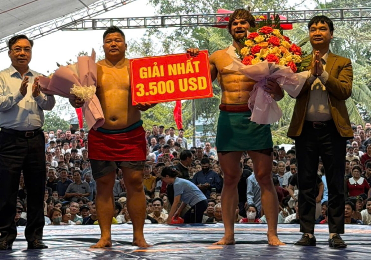 Thế Cử (bên trái) và Zakhar (bên phải) chia nhau phần thưởng trị giá 3.500 USD (tương đương 92 triệu đồng)