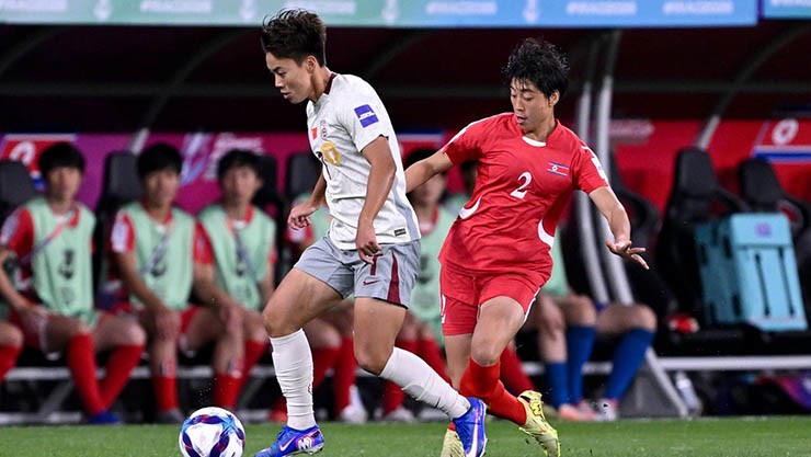 ĐT nữ Trung Quốc (áo trắng) và ĐT nữ CHDCND Triều Tiên thi đấu quyết tâm