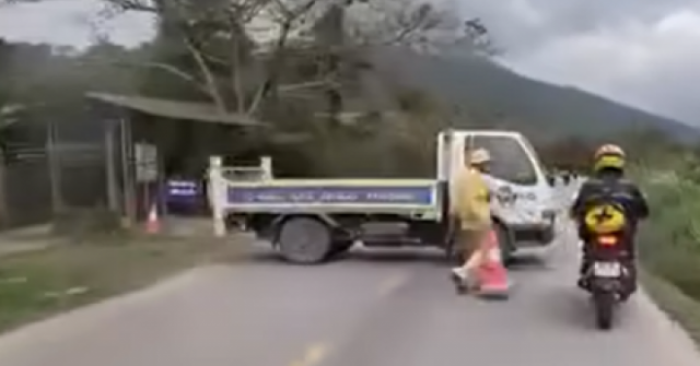 Cục CSGT lên tiếng trước thông tin "dùng ô tô công vụ chắn ngang đường để dừng xe vi phạm"