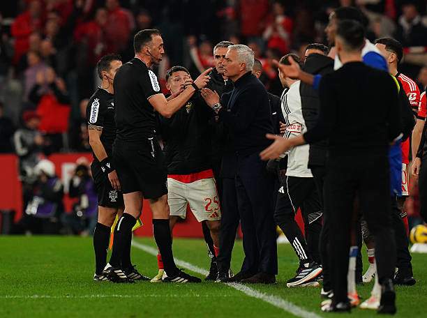 Mourinho bị rút thẻ đỏ sau sự cố va chạm với ban huấn luyện Porto