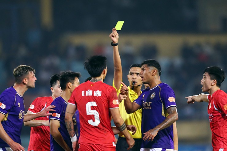 Đoàn Văn Hậu nhận thẻ vàng sau pha va chạm với Văn Quyết.