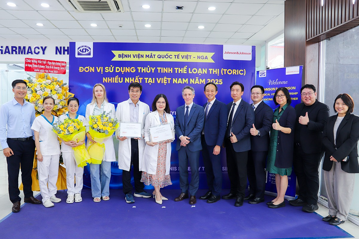 Đại diện Bệnh viện Mắt Quốc tế Việt - Nga nhận Chứng nhận từ tập đoàn Johnson &amp; Johnson Việt Nam