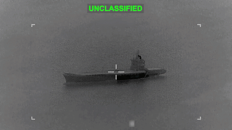 Bộ Tư lệnh Trung tâm (CENTCOM), cơ quan phụ trách hoạt động của quân đội Mỹ tại Trung Đông, mới công bố video dường như được quay từ hệ thống ngắm/chỉ thị mục tiêu trên máy bay quân sự Mỹ, cho thấy tàu sân bay UAV của Iran đang hoạt động trên biển.