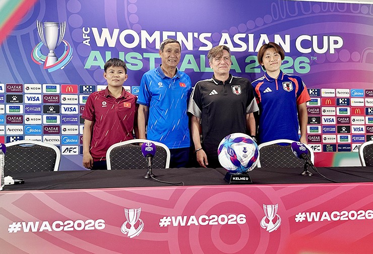 HLV trưởng ĐT nữ Việt Nam và Nhật Bản tham dự họp báo trưa ngày 9/3.