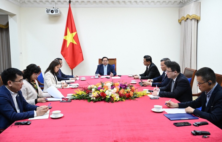 Thủ tướng Phạm Minh Chính điện đàm với Thủ tướng kiêm Bộ trưởng Bộ Ngoại giao Qatar. Ảnh: Nhật Bắc