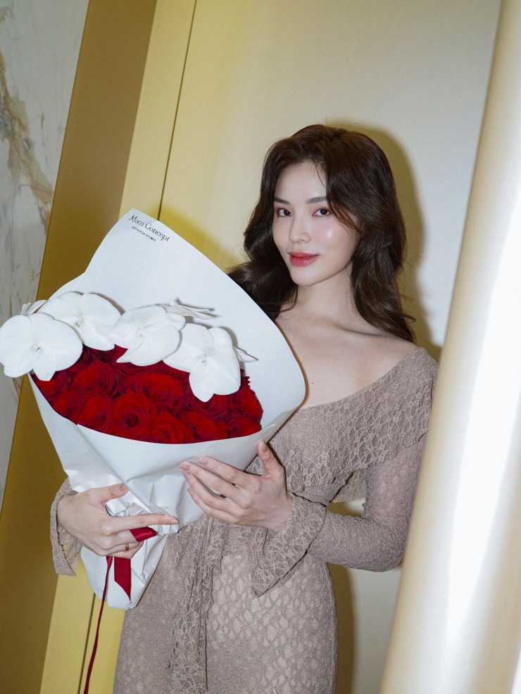 Mới đây, Kỳ Duyên đăng tải khoảnh khắc nhận món quà lãng mạn 8/3. Điều khiến fan chú ý là chiếc váy ren cut-out táo bạo, tôn lên vóc dáng quyến rũ của nàng hậu gốc Nam Định cũ (nay là Ninh Bình).