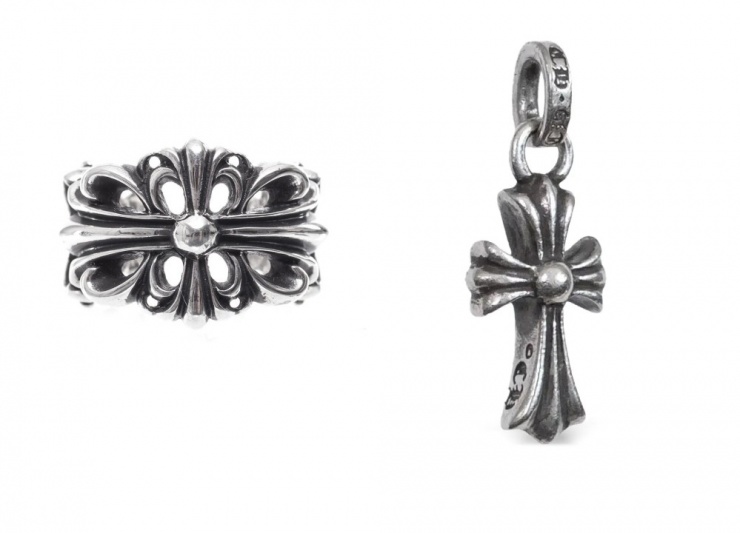 Theo thông tin từ nhà mốt, mẫu nhẫn và dây chuyền này được bán với giá lần lượt khoảng 75 triệu đồng và 55 triệu đồng.