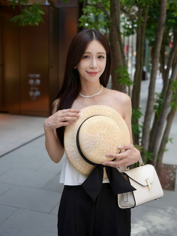 Ở tuổi tứ tuần và đã trải qua một lần sinh nở, Yumi giữ vóc dáng thon thả, làn da căng mịn cùng gu thời trang thời thượng nên thường được bạn bè khen trẻ trung hơn tuổi.