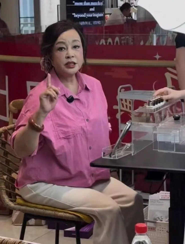 Nữ diễn viên chăm chỉ livestream bán hàng ở tuổi ngoài 70.