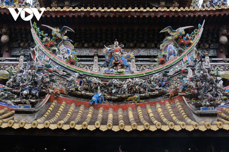 Công trình được bố trí theo dạng cung điện với nhiều lớp sân và điện thờ nối tiếp nhau, tạo nên chiều sâu không gian và sự trang nghiêm đặc trưng của kiến trúc miếu cổ.