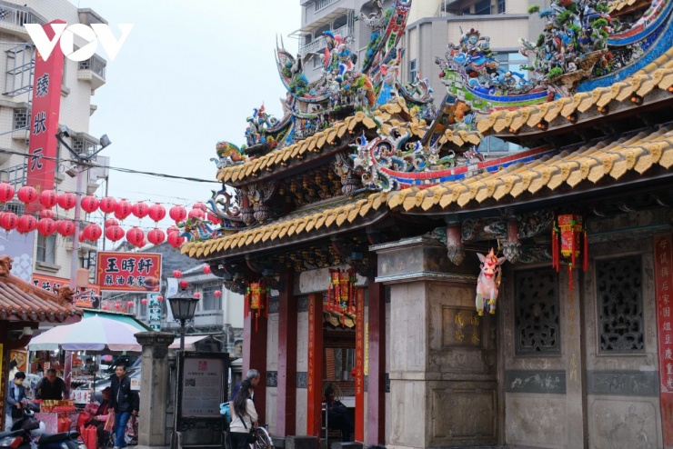 Điều khiến Triều Thiên Cung nổi bật không chỉ là quy mô mà còn là giá trị nghệ thuật trong từng chi tiết. Các mái hiên cong vút được trang trí bằng những mảng điêu khắc gốm nhiều màu sắc, tái hiện hình ảnh rồng, phượng và các tích truyện dân gian.