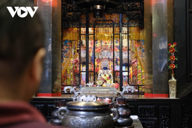 Không gian nội điện của Triều Thiên Cung gây ấn tượng bởi sự kết hợp hài hòa giữa kiến trúc và mỹ thuật tôn giáo.