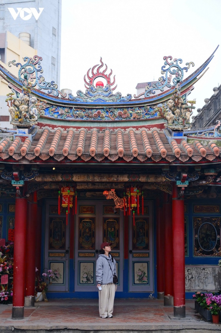 Các bức tường và lan can cũng được phủ kín bởi những mảng chạm khắc tinh xảo, tạo nên cảm giác như toàn bộ ngôi miếu là một bảo tàng nghệ thuật truyền thống.