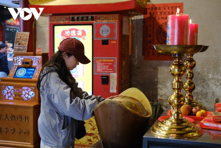 Du khách xoa bạc nén cầu tài lộc.