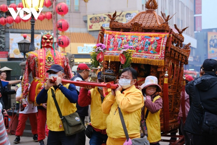 Không khí lễ hội rộn ràng với những đoàn rước, tiếng pháo nổ vang và các nghi lễ tôn giáo truyền thống đã biến Bắc Cảng thành một trong những điểm hành hương sôi động nhất Đài Loan.
