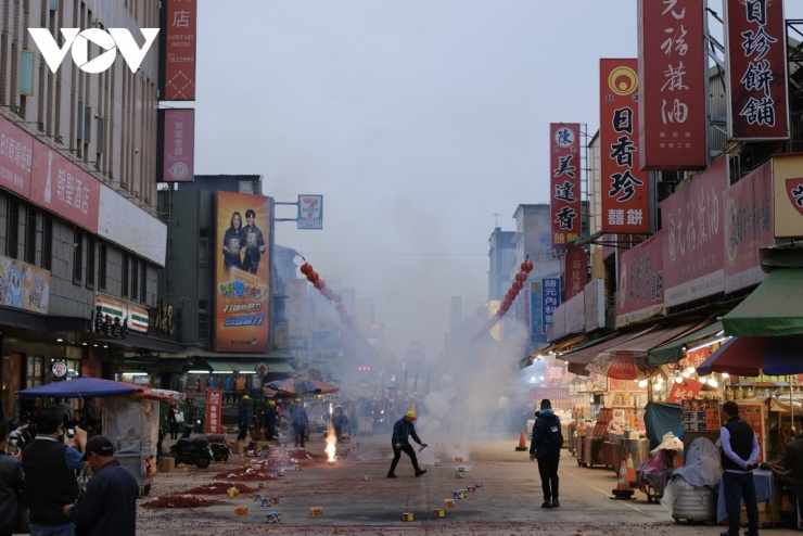 Theo quan niệm của người dân địa phương, tiếng pháo không chỉ để chào đón Nữ thần mà còn mang ý nghĩa xua đuổi điều xấu, cầu mong bình an và may mắn.