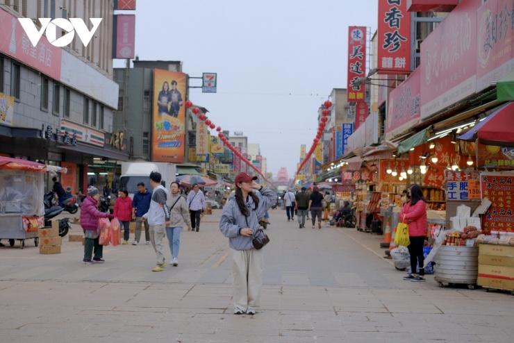 Con phố trước miếu vẫn còn lưu giữ nhiều ngôi nhà cổ từ thời Nhật Bản chiếm đóng hoặc đầu thời kỳ Trung Hoa Dân Quốc. Nơi đây tập trung nhiều cửa hàng bán đồ lưu niệm, đặc sản truyền thống và các món ăn vặt địa phương, tạo nên bầu không khí nhộn nhịp đặc trưng của các phố cổ Đài Loan.