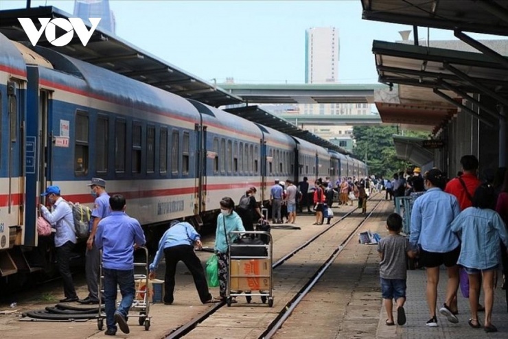 Giá xăng dầu tăng cao, ảnh hưởng trực tiếp đến hoạt&nbsp;động vận tải, đường sắt.