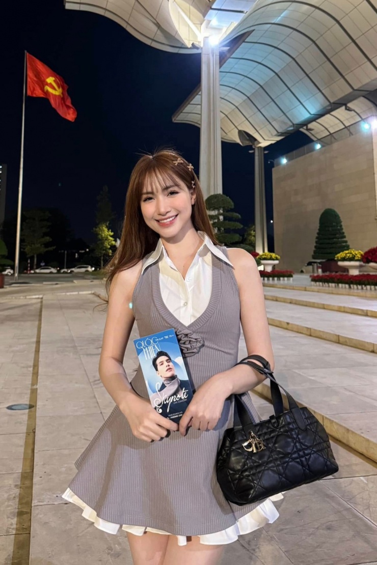 Cô thích dùng mẫu Dior Toujours giá 100 triệu đồng cho các hoạt động thường ngày.