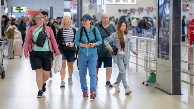 Cục Hàng không Việt Nam tiếp tục phối hợp với các hãng bay nước ngoài đi, đến Việt Nam&nbsp;tăng tần suất khai thác để hỗ trợ khách có nhu cầu đi lại bị ảnh hưởng bởi tình hình xung đột Trung Đông.