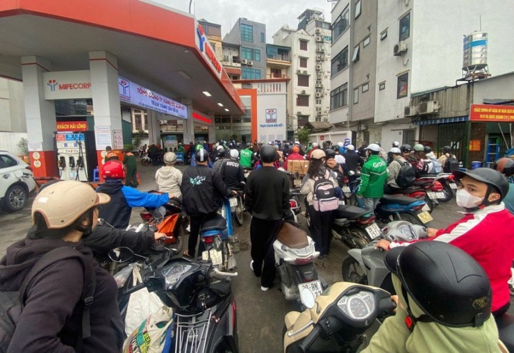 Người dân Hà Nội xếp hàng dài mua xăng dầu, chiều 9-3