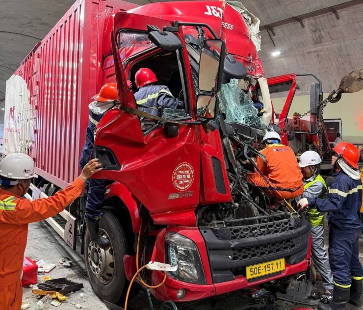 Xe đầu kéo hư hỏng nặng phần đầu.