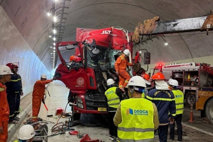 Ba ô tô va chạm tại hầm Đèo Bụt, cao tốc Bắc Nam bị ách tắc