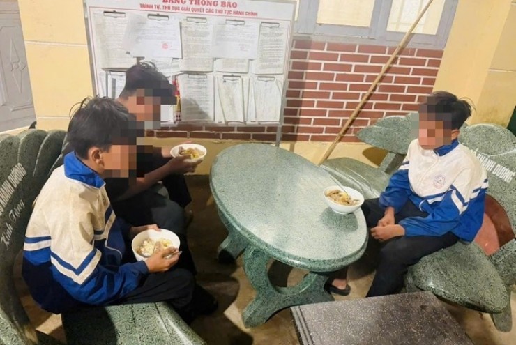 Ba thiếu niên trên một xe máy, không đội mũ bảo hiểm, bỏ nhà đi 250 km