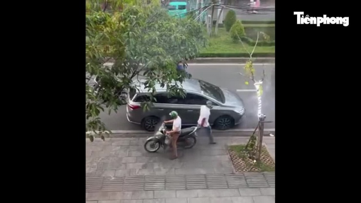 Hình ảnh người đàn ông áo trắng rượt đuổi tài xế ô tô. Ảnh cắt từ clip