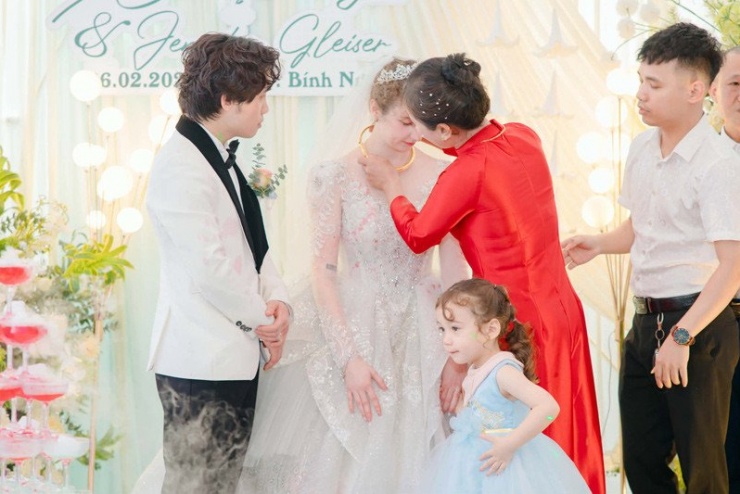 Jennifer nhận được những món quà cưới giá trị từ nhà chồng&nbsp;