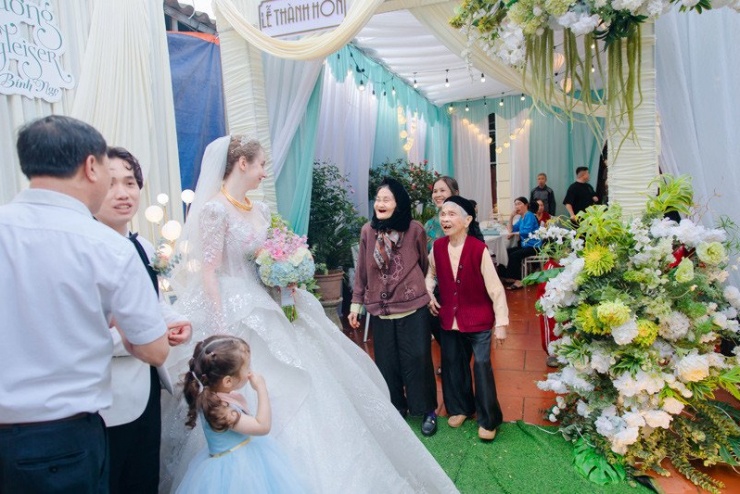 Cô dâu Đức vui vẻ tiếp đón xóm làng đến tham dự lễ cưới&nbsp;