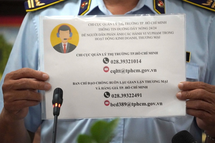 Quản lý thị trường TPHCM công bố đường dây nóng để phản ánh về tình hình xăng dầu trên địa bàn. (Ảnh: Thu Thuỷ)