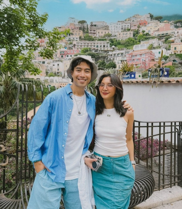 Nam ca sĩ và vợ là diễn viên Sheila Dara Aisha.