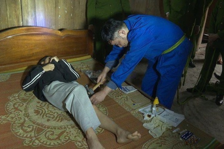 Tiêm thuốc mê, dùng búa đinh tác động vào xương chậu, xương đùi để trục lợi bảo hiểm
