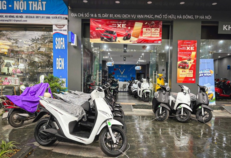 Những ngày đầu tháng 3, thị trường xăng dầu trong nước chứng kiến đợt tăng mạnh nhất kể từ đầu năm. Trong bối cảnh đó, nhiều gia đình tại Thủ đô tính đến bài toán chuyển đổi sang xe điện.