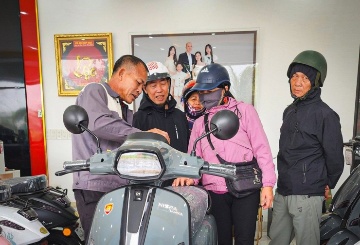 Tại một đại lý xe điện tại An Khánh (Hà Nội), bà Nguyễn Thị Minh vừa chốt mua chiếc xe máy điện giá gần 20 triệu đồng để gia đình đi lại. Bà Minh chia sẻ: "Nhiều người sử dụng tôi thấy cũng khá an toàn mà chi phí đi lại giảm đáng kể. Chưa kể xe điện không mất tiền thay nhớt, bảo dưỡng máy... nên đây là lựa chọn tối ưu vì chưa biết khi nào giá xăng mới giảm".