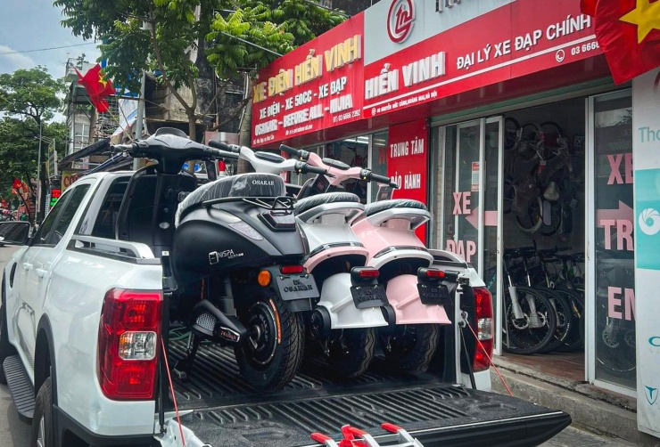 Theo ông Đào Công Quân - đại diện thương mại một hãng xe điện - cho hay, lượng đơn hàng đã tăng trưởng bùng nổ kể từ khi giá xăng biến động và nguồn cung khan hiếm. "Trước đây, trung bình mỗi ngày nhà máy xuất xưởng khoảng 150 xe, nhưng hiện tại con số này đã tăng gần gấp đôi để đáp ứng nhu cầu chuyển đổi phương tiện của người dân", ông Quân chia sẻ.