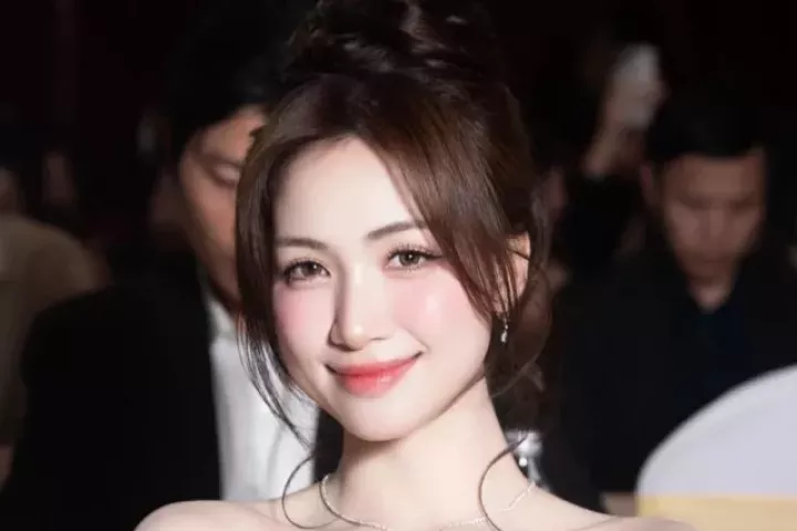 Bị khán giả nhắc nhở, Hòa Minzy nói sẽ hạn chế khoe bạn trai