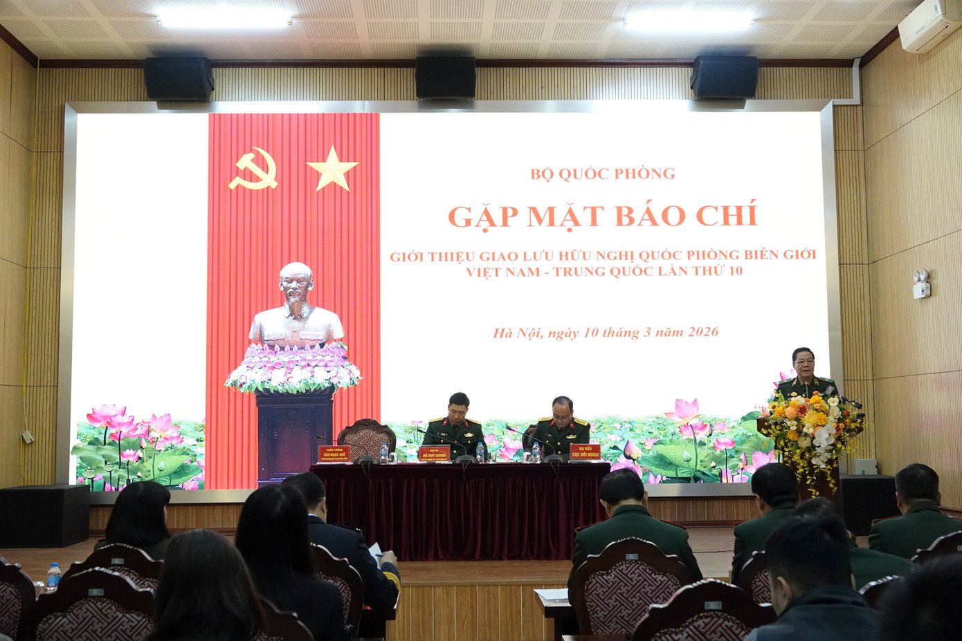 Quang cảnh buổi gặp mặt báo chí do Bộ Quốc phòng tổ chức, sáng 10/3.