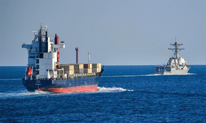 Khu trục hạm USS Lassen hộ tống tàu container qua Eo biển Hormuz tháng 11/2019. Ảnh: US Navy