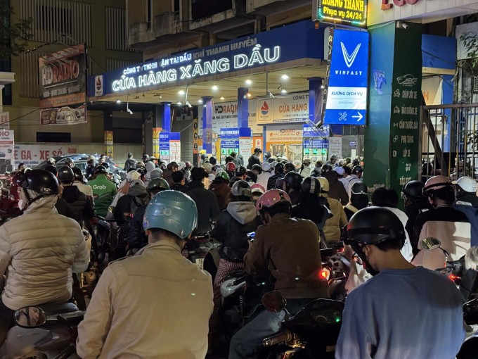 Xếp hàng mua xăng tại cửa hàng trên phố Trần Phú, Hà Đông, Hà Nội tối 9/3. Ảnh: Thanh Hải