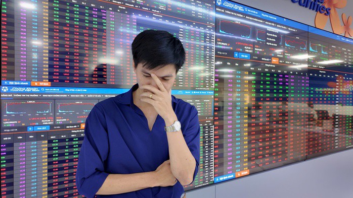 Nhiều nhà đầu tư sốc nặng sau phiên VN-Index "bốc hơi" hơn 115 điểm. Ảnh: Trường Thịnh