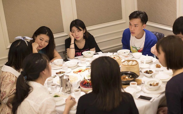 Trong hơn 20 người tham dự buổi họp lớp hôm đó, chỉ có một người lên tiếng khuyên mọi người đừng gọi món quá tay. Ảnh minh họa