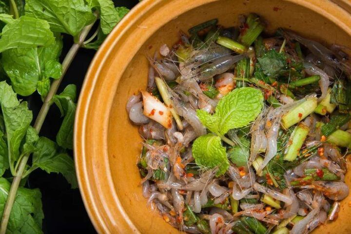 Món Goong Ten được nhiều người yêu thích vì hương vị tươi ngon, tẩm ướt gia vị đậm đà. (Ảnh: Asia King Travel)